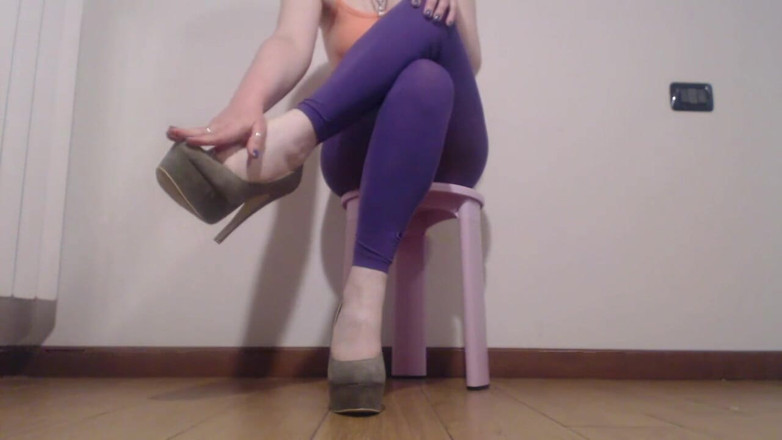 RavenBigAss: My little feet in a hells