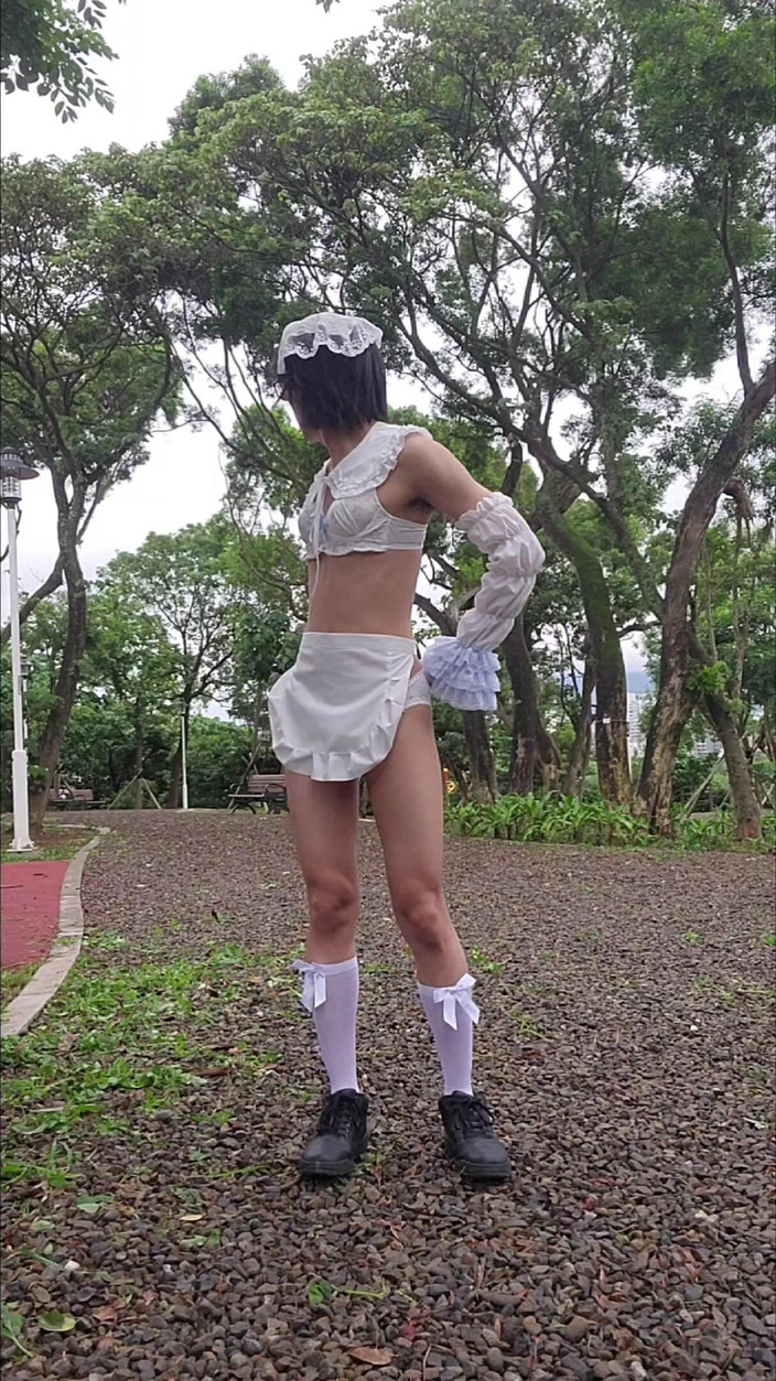 NotAFuta: 공원에서 메이드 노출증