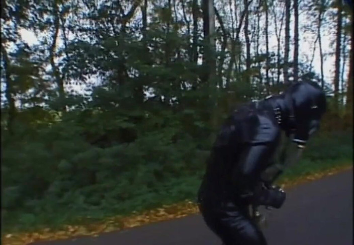 Absolute BDSM films - The original: Fitta slickar i gasmask förödmjukande