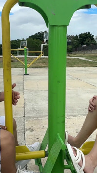 Finjo ser professora de aeróbica como desculpa para transar com um estranho e encher a boceta dela toda com leite