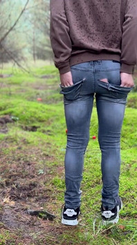 Kendimi pantolonumdan çıkarmaya çalışıyorum, çıplak soyunuyor ve kaçıyor