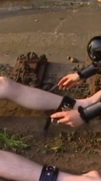 Kočička v latexových šatech dominuje chcaní