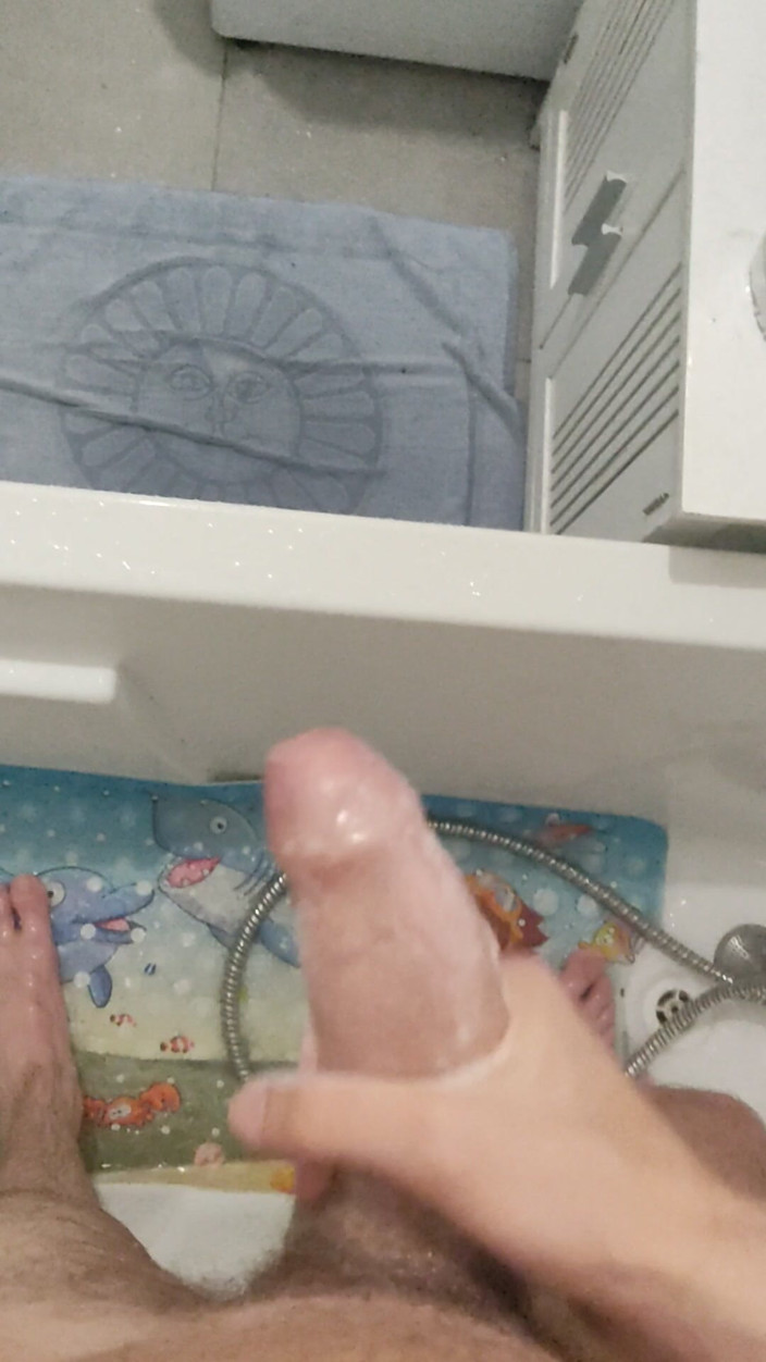 TwinkBigass: Een dikke lul aftrekken onder de douche