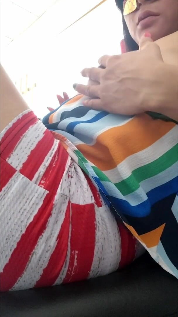 NEGRITA SEXY: Wanita besar yang menawan lagi asik mainin toketnya, sambil menyentuh...