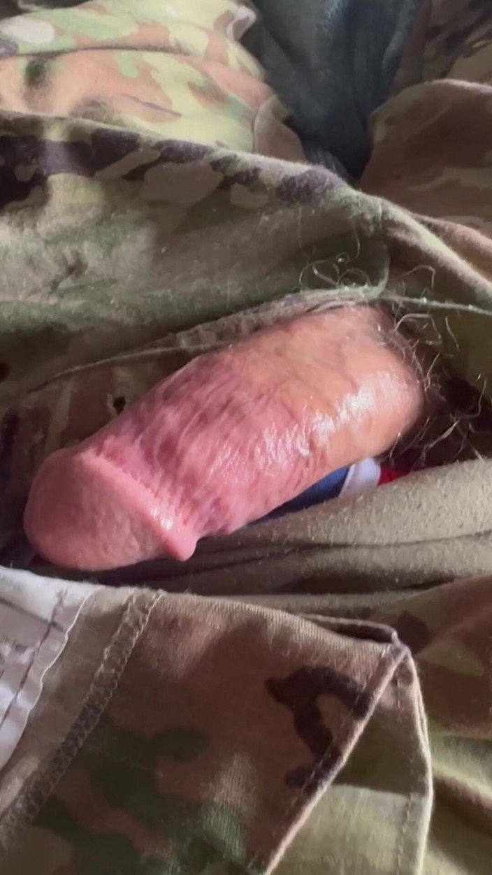 Gay Soldier Stuff: Ordu uzmanı jock giyerek üniformasıyla mastürbasyon yapıyor ve üniformanın altında bekar güreşiyor