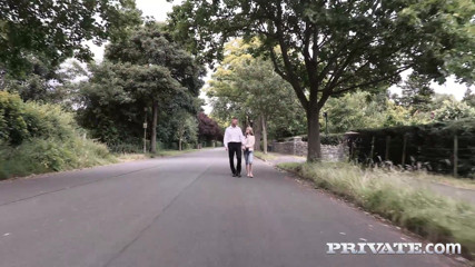 Private.com: Gina Gerson mette il suo piccolo corpo magro a lavorare...