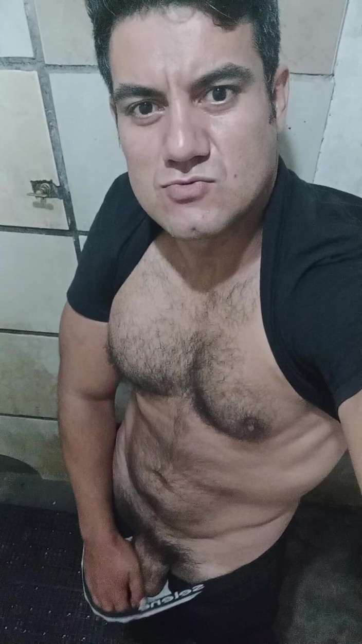 YuriGaucho: yoori gaucho baathroom men khud ko raahat de raha hai