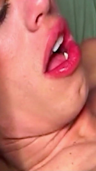 Une grosse bite latino baise une trans blonde mince avec un préservatif