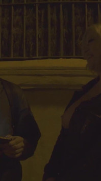 Questa donna matura tettona esce per strada con le sue tette in cerca di giovani da scopare