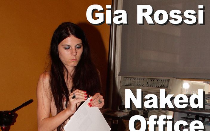 Picticon bondage and fetish: Gia Rossi naken kontorsarbetare häller skott