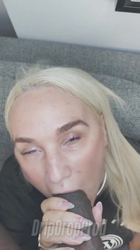 Kim Cums este o curvă matură sexy blondă care adoră să-ți sugă pula!