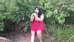 的微胖女郎用父母送她去买的黄瓜自慰