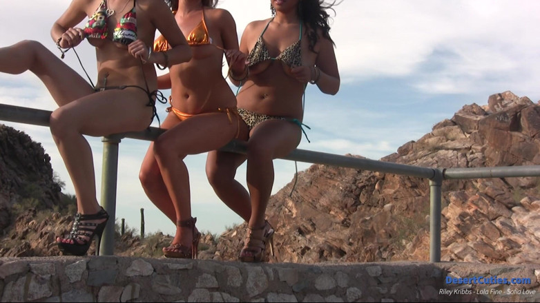 Desert Cuties: Dağ tepesinde bikinili üç kız soyunuyor ve birbirleriyle oynuyor