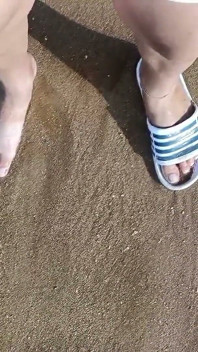 Pies y el mar extra slowmotion - un pie descalzo y un pie en tobogán - grandes pies en el mar