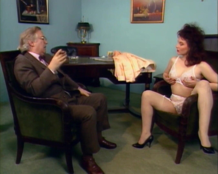 Vintage Climax: Două mame sexy brunete ademitătoare fut un tip norocos