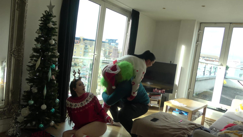 Latina Fetish: Jamie en Mila's vrolijke meid: de grinch ruïne kerst, hen...