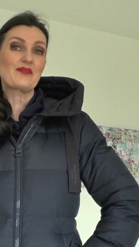 Test de zip sur un manteau bleu foncé, Lady Victoria Valente
