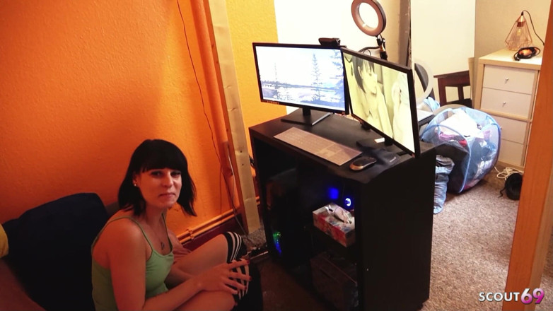 Scout69: La hermanastra alemana Maria Saint atrapada viendo porno y seducir...
