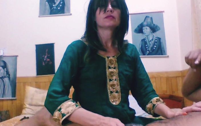 Bolly Karma: Minha meia-irmã acidentalmente entra no quarto