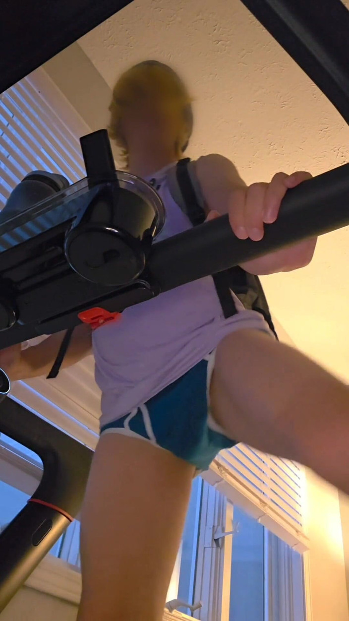Kinkytwinkpamps: Twink loopt op een loopband in ondergoed