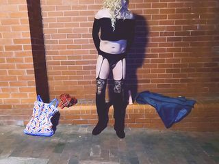 The Midnight Minx: 주택 단지에서 딜도 플레이