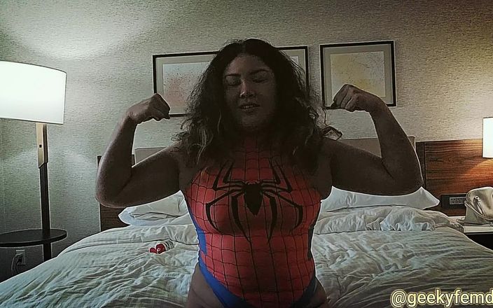 Geeky Femdom: Il muscolo della donna ragno e l'adorazione del piede