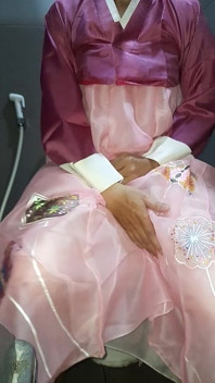 Travestiet komt klaar in Hanbok Koreaanse traditionele jurk