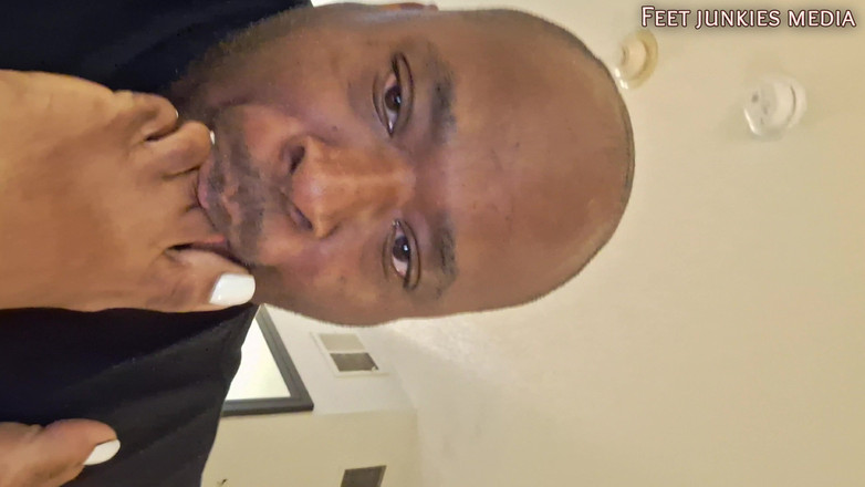 Foot Patrol: Une invitée se fait grignoter les pieds et sucer