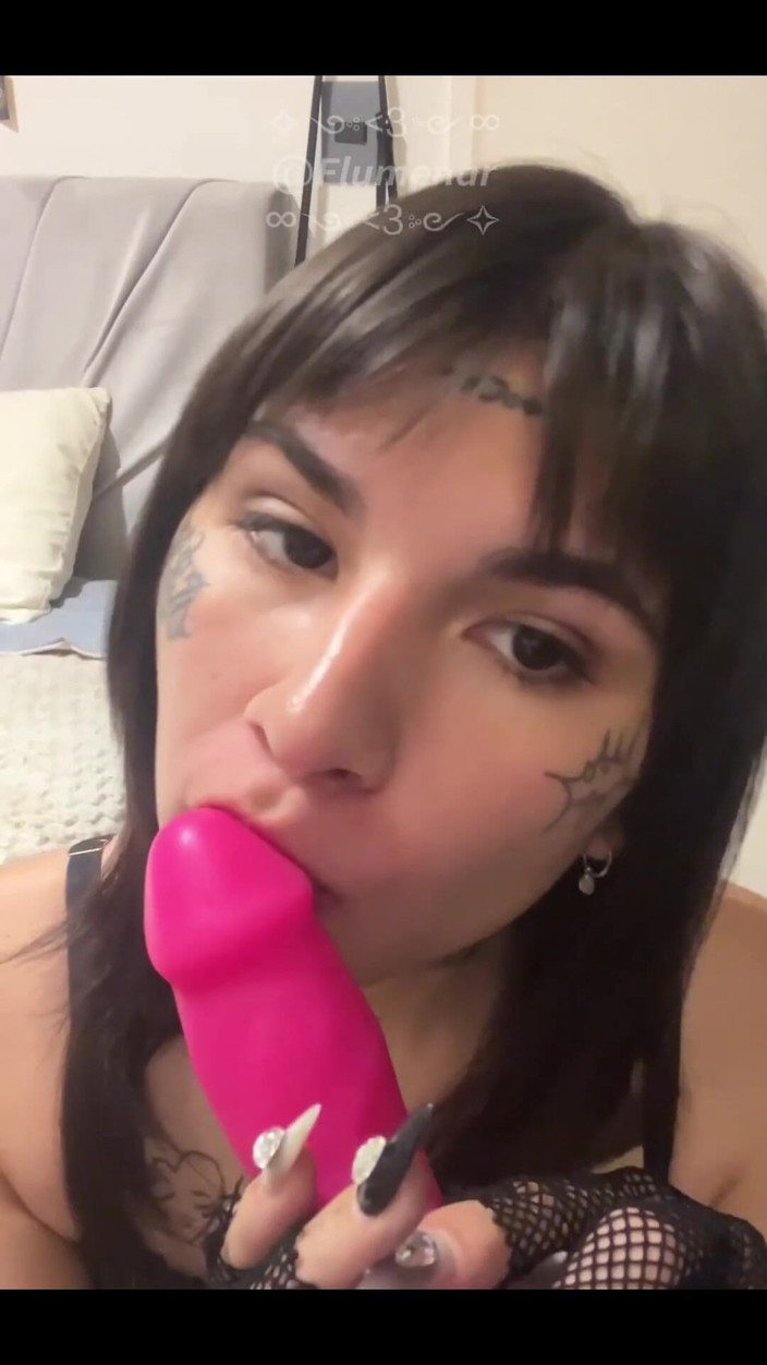 Flumenar: Trans calda succhia dildo