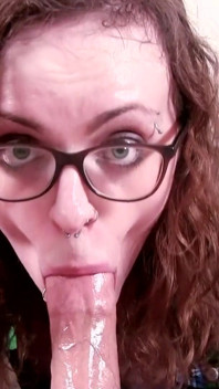 Nerdy college girl looks great sucking cock