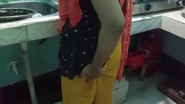देसी भाभी खाना बना रही थी तो किचन में चुदाई कर रही थी