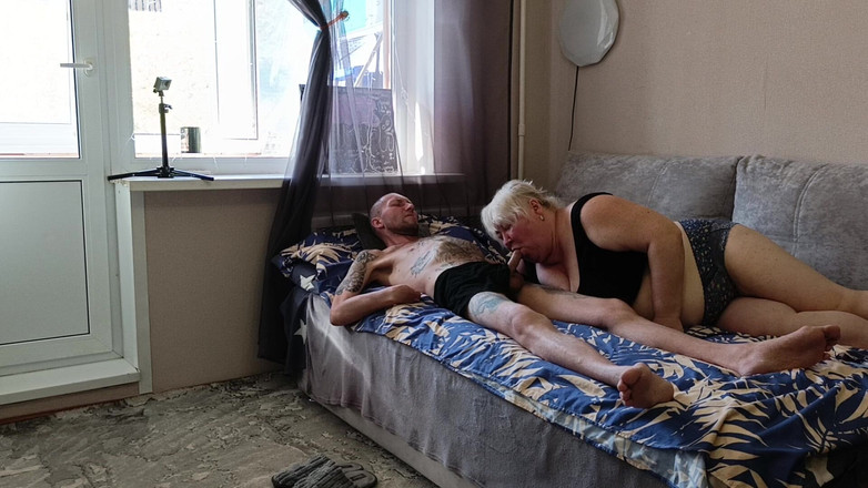 Zona901: Sabah saksoyla başladı ve üvey annemin ağzını kalın dölle dolduruyor
