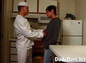 DudeDare: Děvka twink s propíchnutým ptákem a jazykem ošukaná uniformovým námořním...