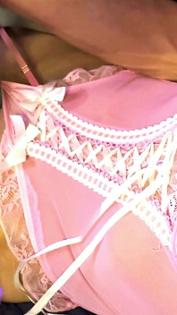 Travesti cdmichelle pembe iç çamaşırı giyiyor