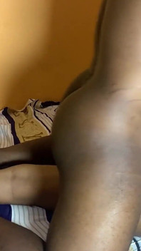 Meia-irmã na minha cama vestindo apenas calcinha (caseiro africano)