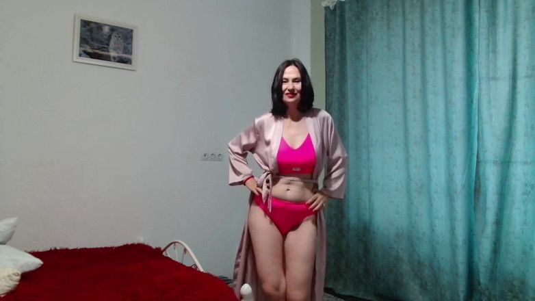 ANGELA_LADY: Fodendo sua buceta peluda e mostra a todos um buraco...
