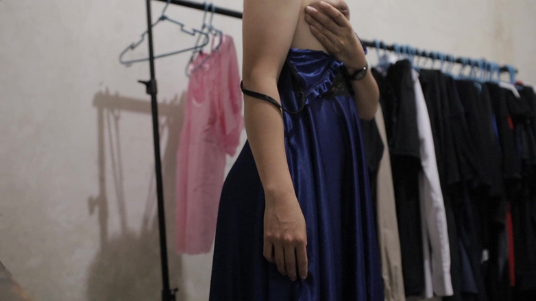 Silk Satin: Anprobieren, satin-kleid und dessous