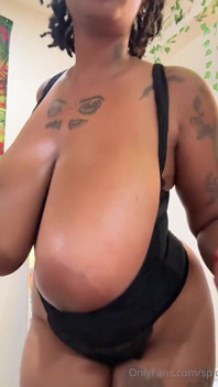 Ebony kotě tančí a ukazuje její velká prsa a pěknou chlupatou kundičku