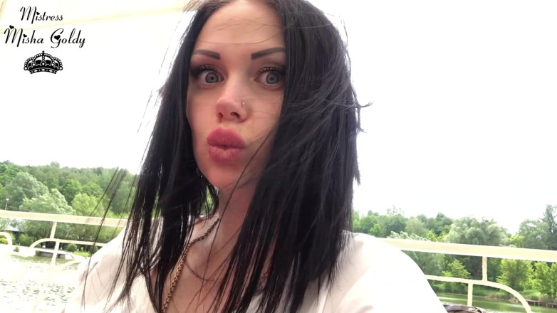 Goddess Misha Goldy: Сексуальні великі губи облизують і пахнуть на озері