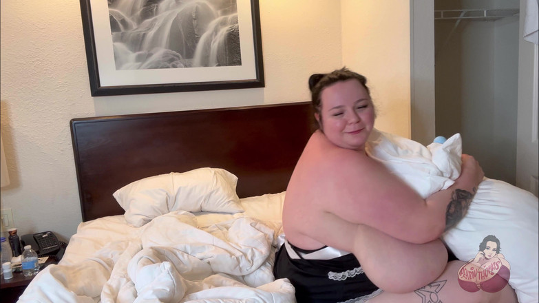 Peyton Thomas: Une soubrette BBW jouit sur ton oreiller