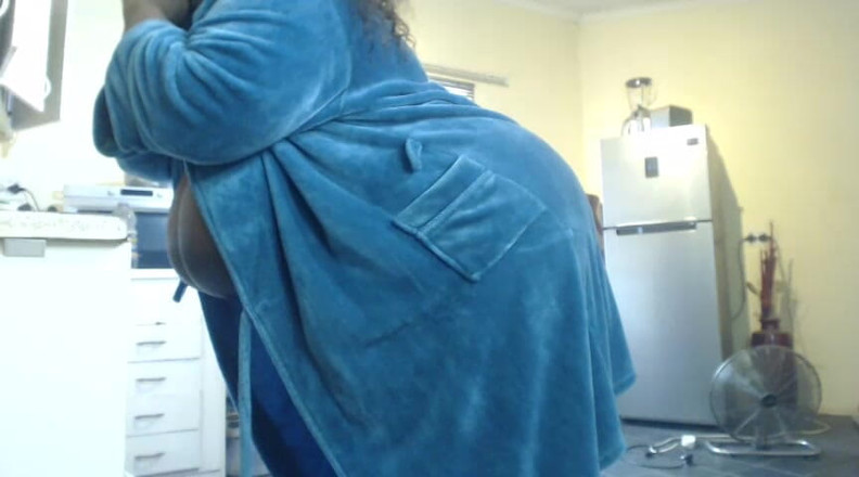 Legendary Booty Overdose: 邻居总是尝试打我