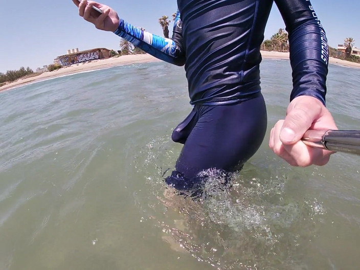 Cool Body: Surfista se pone erecta en su lycra para el placer...