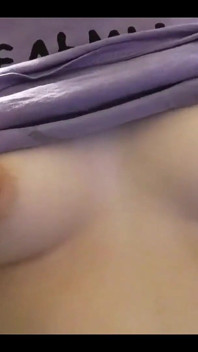 포르노를 보면서 사정할 때까지 젖꼭지와 가슴을 괴롭히는 십대