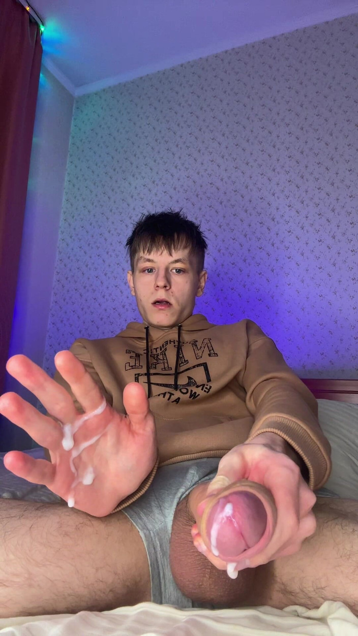 Morflot24: 巨大なチンコを持つ細身のツインク、真剣な緩和が必要だ