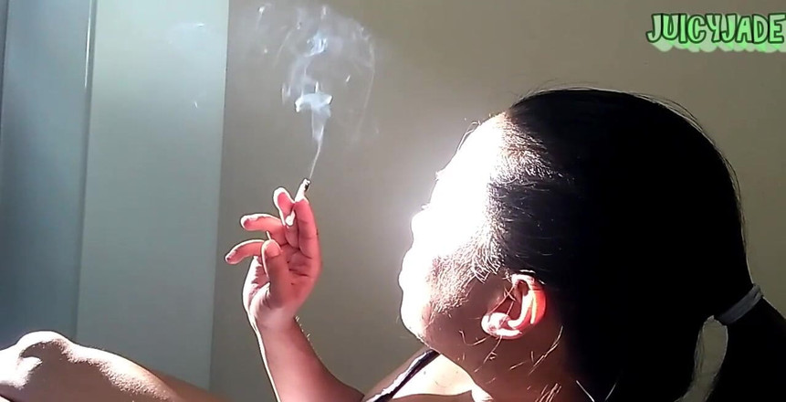 JasmineJade: Курение и кашель, том 2 без обнажения принимая быстрый перерыв на дым в перерывах между работой. Я обожаю мои руки проката табачного дыма, но они