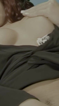 Exhibitionistisches Mädchen Masturbiert Zuerst Und Gibt Dann Einen Blowjob
