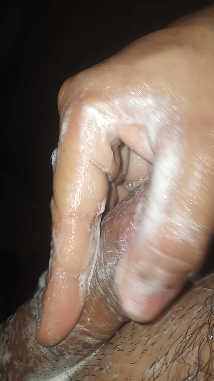Cute boy jerks off: yuvak apni saas ke shovar men naha raha tha aur...