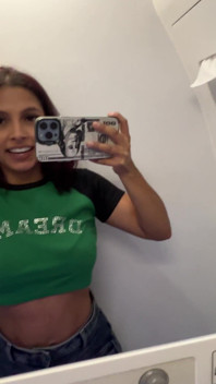 Une salope latina qui aime s’exhiber dans les avions