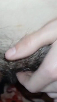 Nós masturbamos quentemente nossas xoxotas peludas molhadas juntas em POV