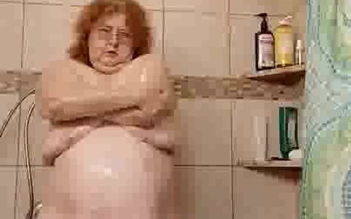 BBW nurse Vicki adventures with friends: Madura milf ruiva limpa seu corpo fedorento e suado